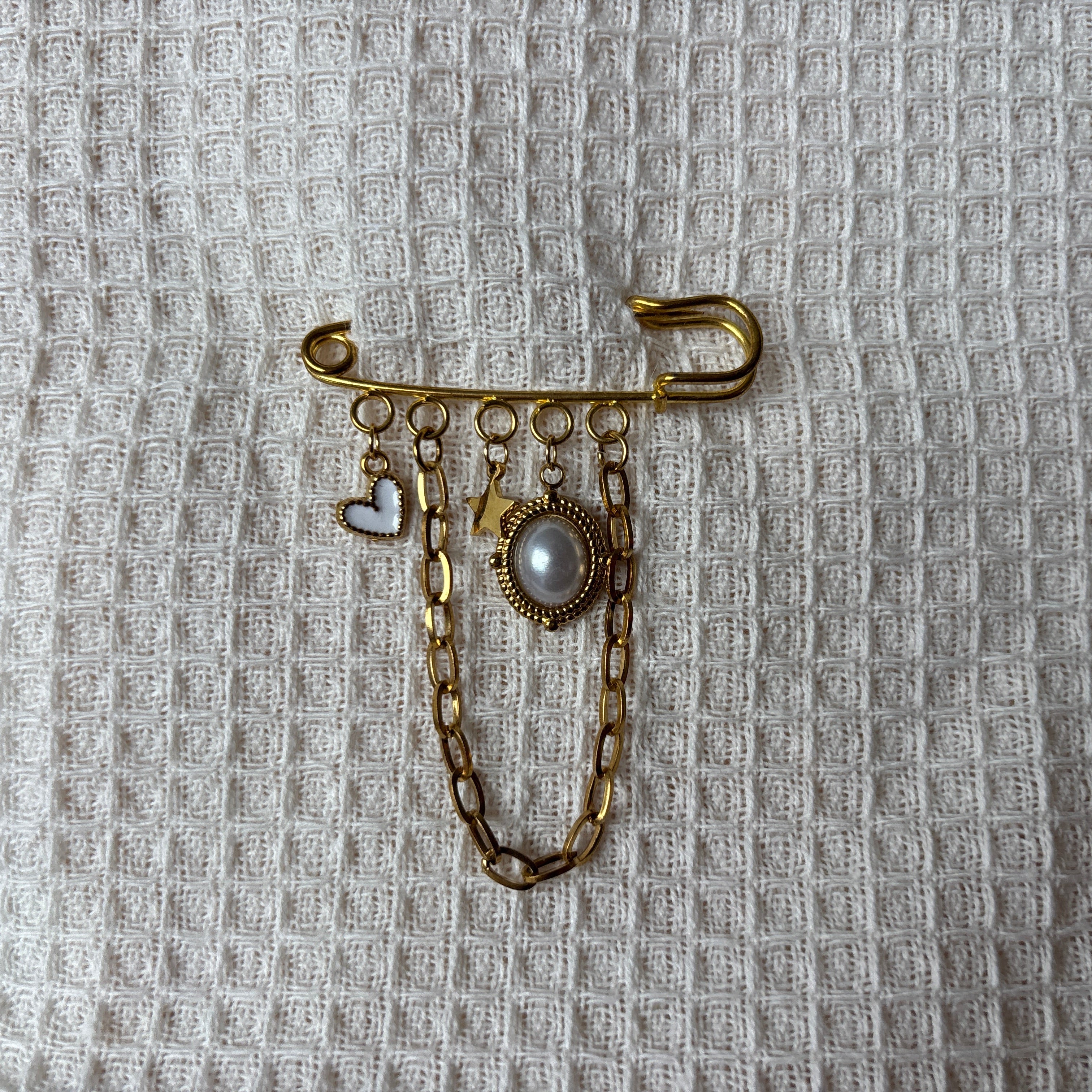 Broche bianca