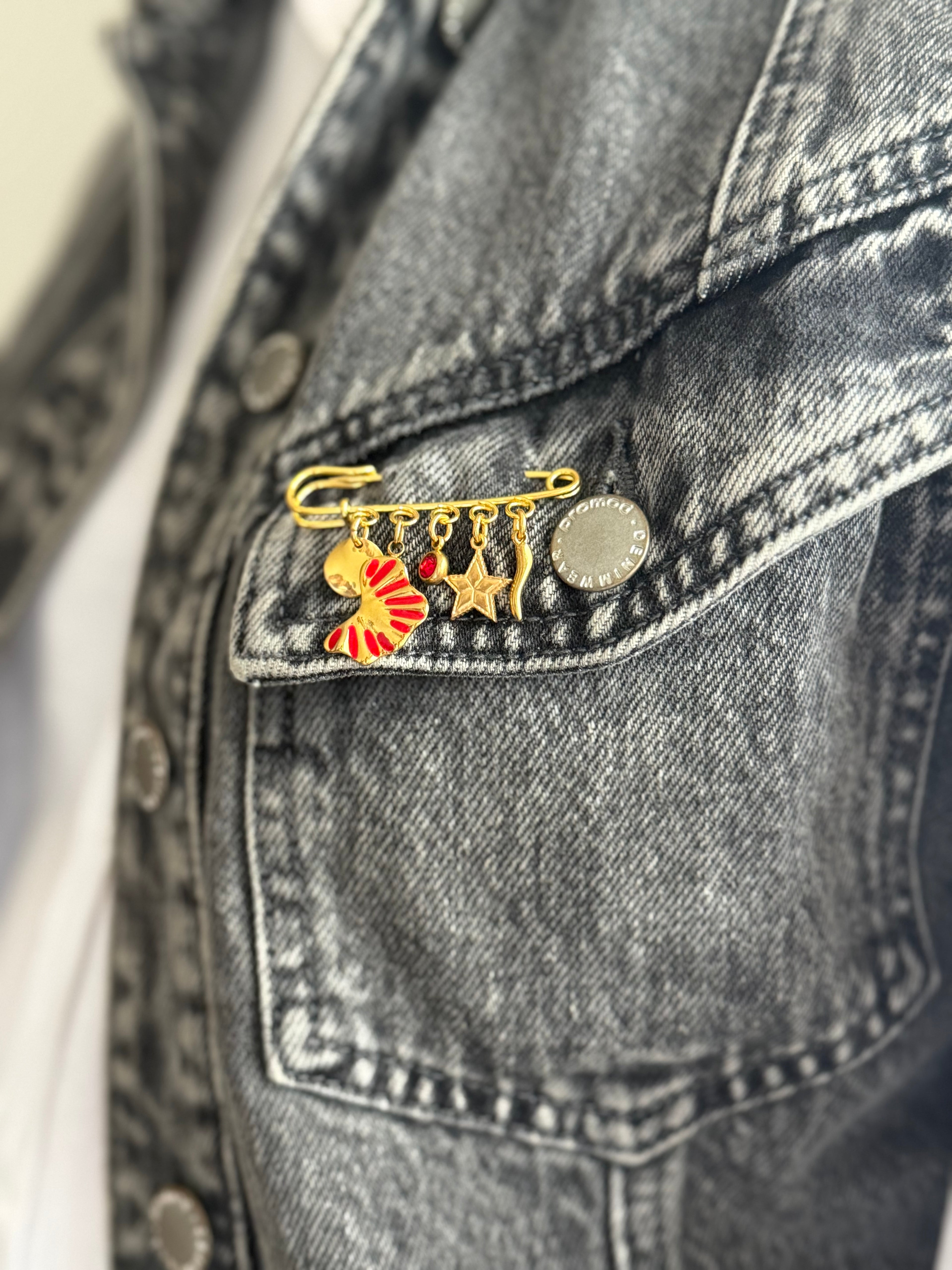 Broche 5 charms doré